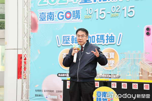 ▲台南購物節20日舉辦壓軸抽獎記者會，由市長黃偉哲從近9千萬組抽獎序號抽出本屆最大獎，價值300萬元、重達1公斤的黃金磚。（圖／記者林東良翻攝，下同）