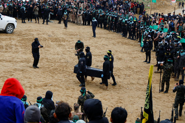 ▲▼巴勒斯坦武裝團體哈瑪斯20日移交4具以色列人質遺體。（圖／路透）
