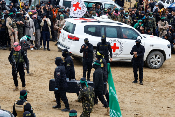 ▲▼巴勒斯坦武裝團體哈瑪斯20日移交4具以色列人質遺體。（圖／路透）
