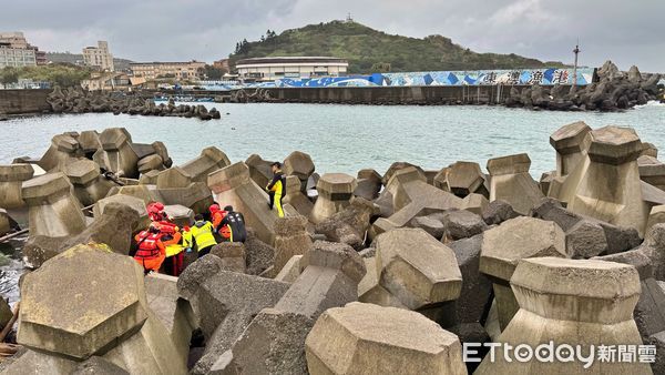 ▲新北野柳驚見女浮屍。（圖／記者郭世賢攝）