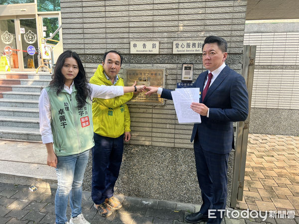 ▲不滿罷免案連署書造假，立委王定宇委由律師江信賢，並在團隊執行長林義雄、秘書卓佩于陪同下，前往台南地檢署對惡質罷團提出偽造文書、違反選罷法、個人資料保護法之告訴。（圖／記者林東良翻攝，下同）