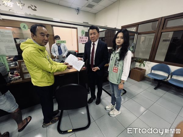 ▲不滿罷免案連署書造假，立委王定宇委由律師江信賢，並在團隊執行長林義雄、秘書卓佩于陪同下，前往台南地檢署對惡質罷團提出偽造文書、違反選罷法、個人資料保護法之告訴。（圖／記者林東良翻攝，下同）