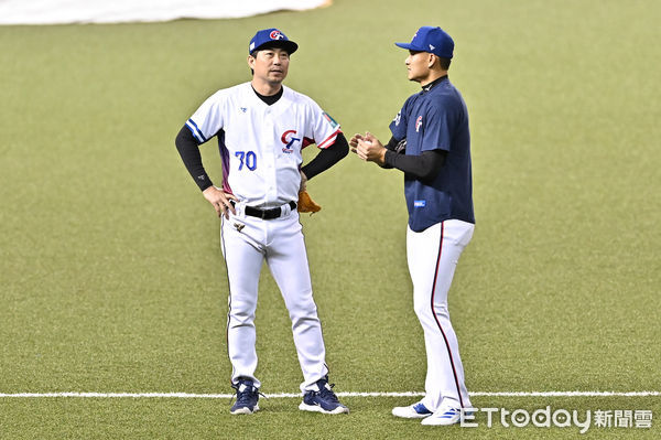 ▲▼經典賽資格賽練球日，徐若熙與投手教練林岳平(左)。（圖／記者李毓康攝）