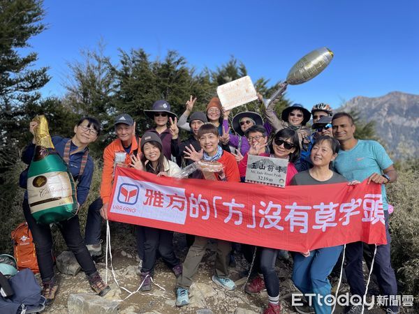 ▲參加者在印度巴度爾火山拉起「雅方」紅布條。（圖／記者吳奕靖翻攝）