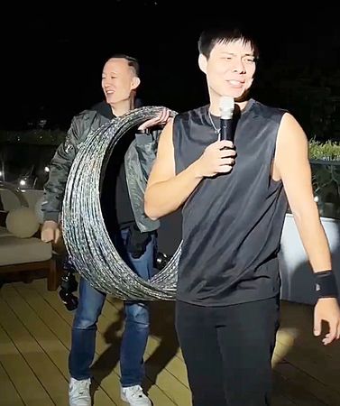 ▲去年在網路受邀至泰國表演火舞表演者謝岳鵬，昨晚在大溪區笠復威斯汀度假酒店演出。（圖／笠復威斯汀度假酒店提供）