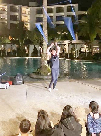 ▲火舞表演者謝岳鵬，昨晚在大溪區笠復威斯汀度假酒店演出。（圖／笠復威斯汀度假酒店提供）