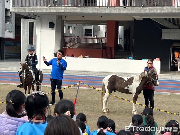 ▲讓「馬兒」走進校園！延平國小打造台北創舉　豐富孩子生命教育體驗。（圖／記者陳弘修翻攝）