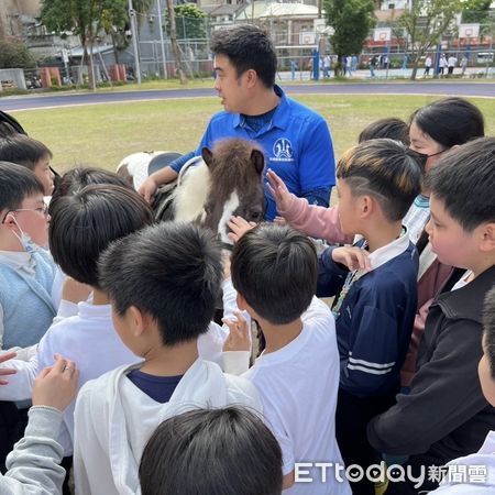▲讓「馬兒」走進校園！延平國小打造台北創舉　豐富孩子生命教育體驗。（圖／記者陳弘修翻攝）