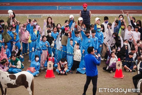 ▲讓「馬兒」走進校園！延平國小打造台北創舉　豐富孩子生命教育體驗。（圖／記者陳弘修翻攝）