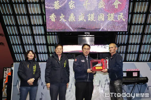 ▲台南市安南區土城青草崙蔡家吳府千歲會會長蔡連博，捐贈頂級設備全配救護車1部，由市長黃偉哲代表受贈並回贈感謝狀。（圖／記者林東良翻攝，下同）