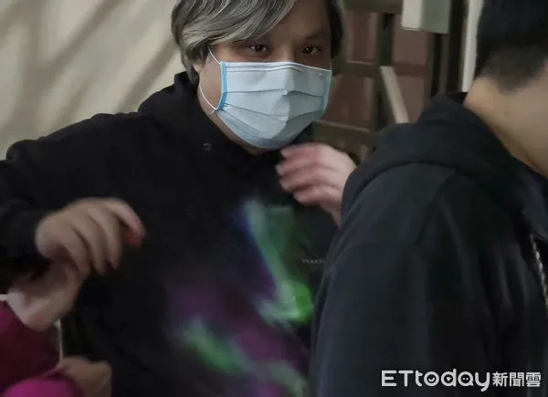 ▲▼門票黃牛劉旻岳20日被起訴移審台北地院，法官裁准交保70萬元，劉母帶錢來保出兒子。（圖／記者黃哲民攝）