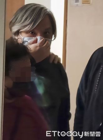 ▲▼門票黃牛劉旻岳20日被起訴移審台北地院，法官裁准交保70萬元，劉母帶錢來保出兒子。（圖／記者黃哲民攝）