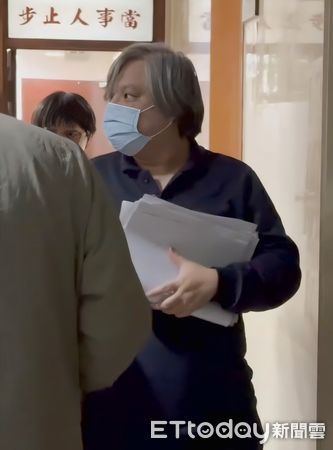 ▲▼門票黃牛劉旻岳20日被起訴移審台北地院，法官裁准交保70萬元，劉母帶錢來保出兒子。（圖／記者劉昌松攝）