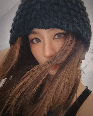 ▲周曉涵變身暗黑風格，冷冷地盯著鏡頭。（圖／翻攝自Instagram／ilove7388）