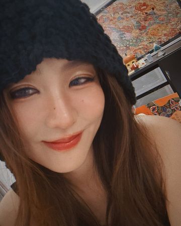 ▲周曉涵瞇著眼看向鏡頭，露出了邪魅的笑容。（圖／翻攝自Instagram／ilove7388）