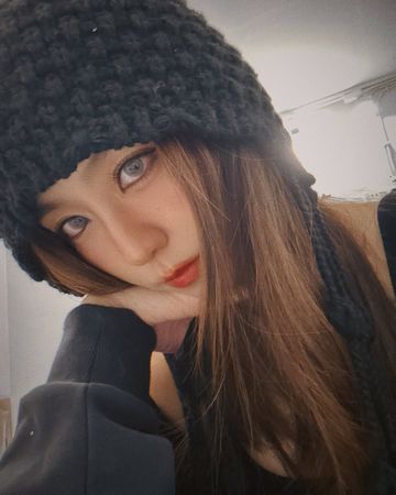 ▲周曉涵曬出暗黑風格的自拍照。（圖／翻攝自Instagram／ilove7388）