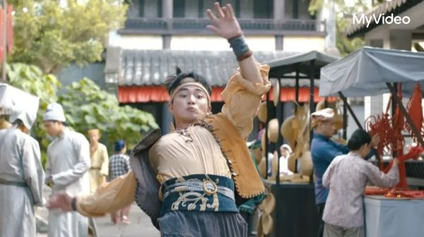 ▲《痞子無間道》朱敏瀚（右）壁咚大32歲「嬤級前輩」林漪娸。（圖／台灣大哥大MyVideo提供）