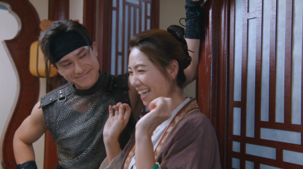 ▲《痞子無間道》朱敏瀚（右）壁咚大32歲「嬤級前輩」林漪娸。（圖／台灣大哥大MyVideo提供）