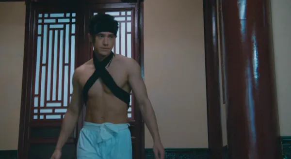 ▲《痞子無間道》朱敏瀚（右）壁咚大32歲「嬤級前輩」林漪娸。（圖／台灣大哥大MyVideo提供）