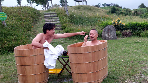 ▲▼邰智源（右）與黃鐙輝在德森農莊主人家泡澡，享受金針花浴             。（圖／公視台語台提供）