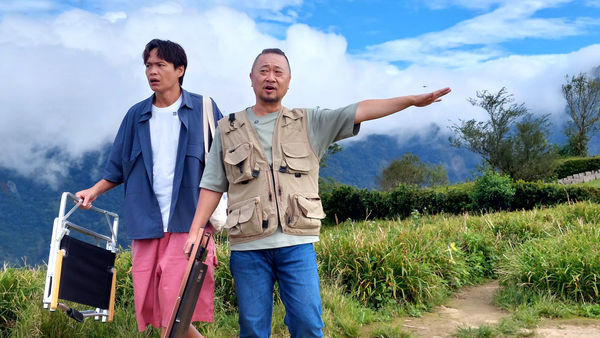 ▲▼邰智源（右）與黃鐙輝在德森農莊主人家泡澡，享受金針花浴             。（圖／公視台語台提供）