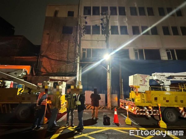 ▲▼新北市三重工人維修電線桿遭電擊。（圖／記者陸運陞翻攝）