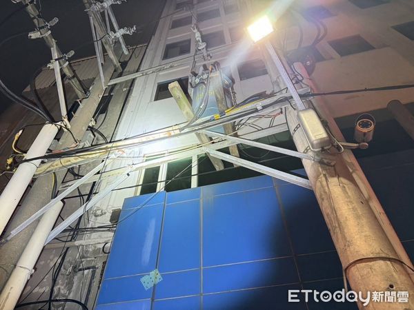 ▲▼新北市三重工人維修電線桿遭電擊。（圖／記者陸運陞翻攝）