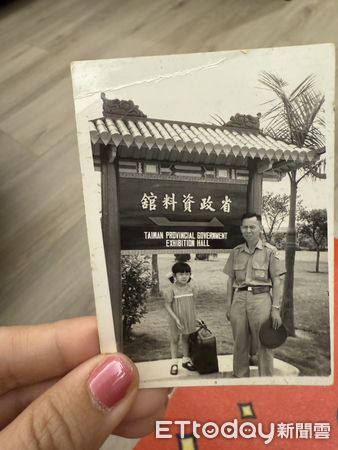 ▲▼   徐巧芯秀出她母親戶籍藤本及小時候的照片，證明她母親並非外配    。（圖／徐巧芯提供）