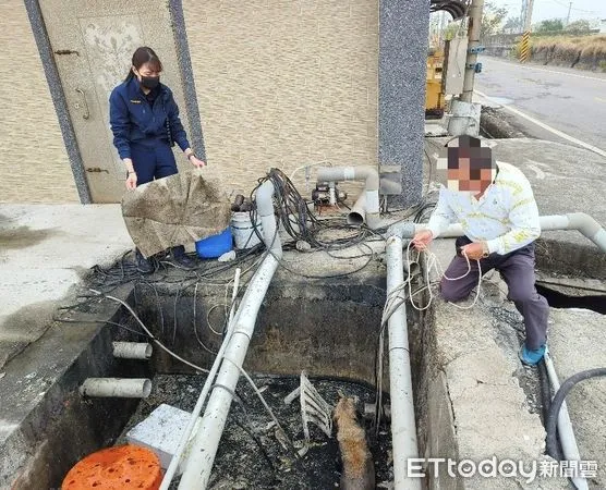 ▲枋寮警分局員警會同民眾救出掉入水溝的毛小孩             。（圖／記者陳崑福翻攝）