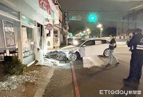 ▲一輛白色轎車今天凌晨失控撞上路旁已打烊火鍋店，中壢交通中隊員警到場處理。（圖／記者沈繼昌翻攝）