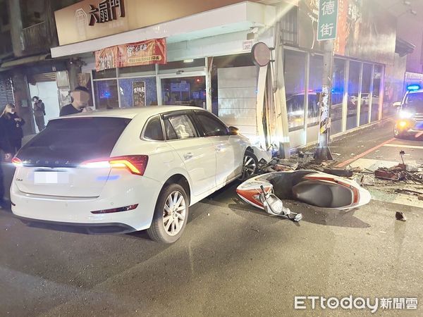 ▲白色轎車今天凌晨失控撞上路旁已打烊火鍋店，現場一片狼藉。（圖／記者沈繼昌翻攝）