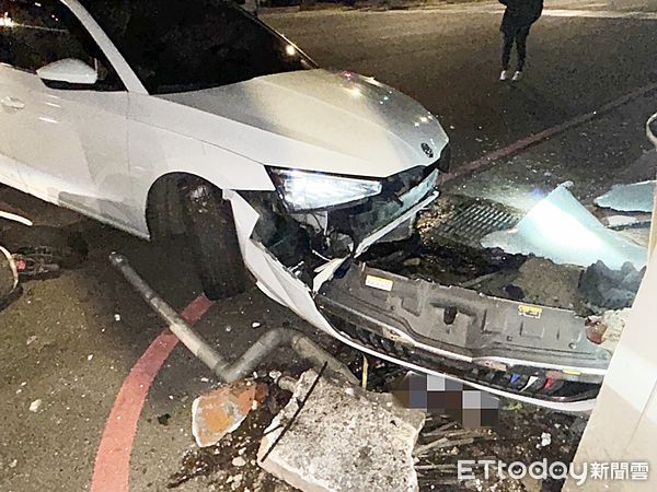 ▲白色轎車今天凌晨失控撞上路旁已打烊火鍋店，肇事車頭嚴重毀損。（圖／記者沈繼昌翻攝）