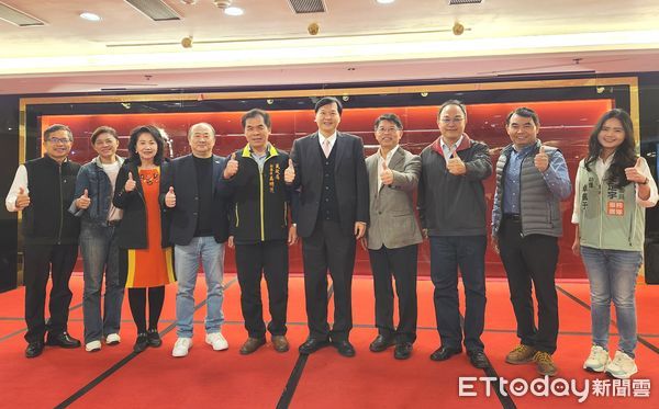 ▲台南市警一分局義警中隊長王正坤醫師，20日晚上在長榮酒店舉辦春酒餐會，市長黃偉哲等人出席感謝義警們一年來對台南市治安的付出與奉獻。（圖／記者林東良翻攝，下同）