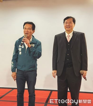 ▲台南市警一分局義警中隊長王正坤醫師，20日晚上在長榮酒店舉辦春酒餐會，市長黃偉哲等人出席感謝義警們一年來對台南市治安的付出與奉獻。（圖／記者林東良翻攝，下同）