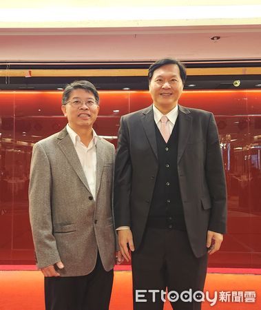 ▲台南市警一分局義警中隊長王正坤醫師，20日晚上在長榮酒店舉辦春酒餐會，市長黃偉哲等人出席感謝義警們一年來對台南市治安的付出與奉獻。（圖／記者林東良翻攝，下同）