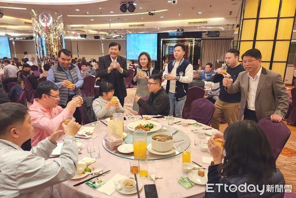 ▲台南市警一分局義警中隊長王正坤醫師，20日晚上在長榮酒店舉辦春酒餐會，市長黃偉哲等人出席感謝義警們一年來對台南市治安的付出與奉獻。（圖／記者林東良翻攝，下同）