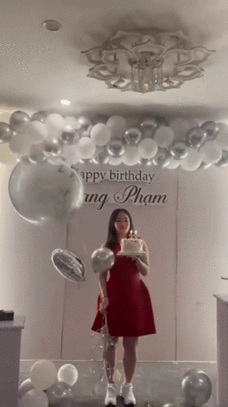 ▲▼慶生氣球「碰到蠟燭」爆炸！　她半邊臉燒到冒煙。（圖／翻攝自Facebook／Giang Phạm）