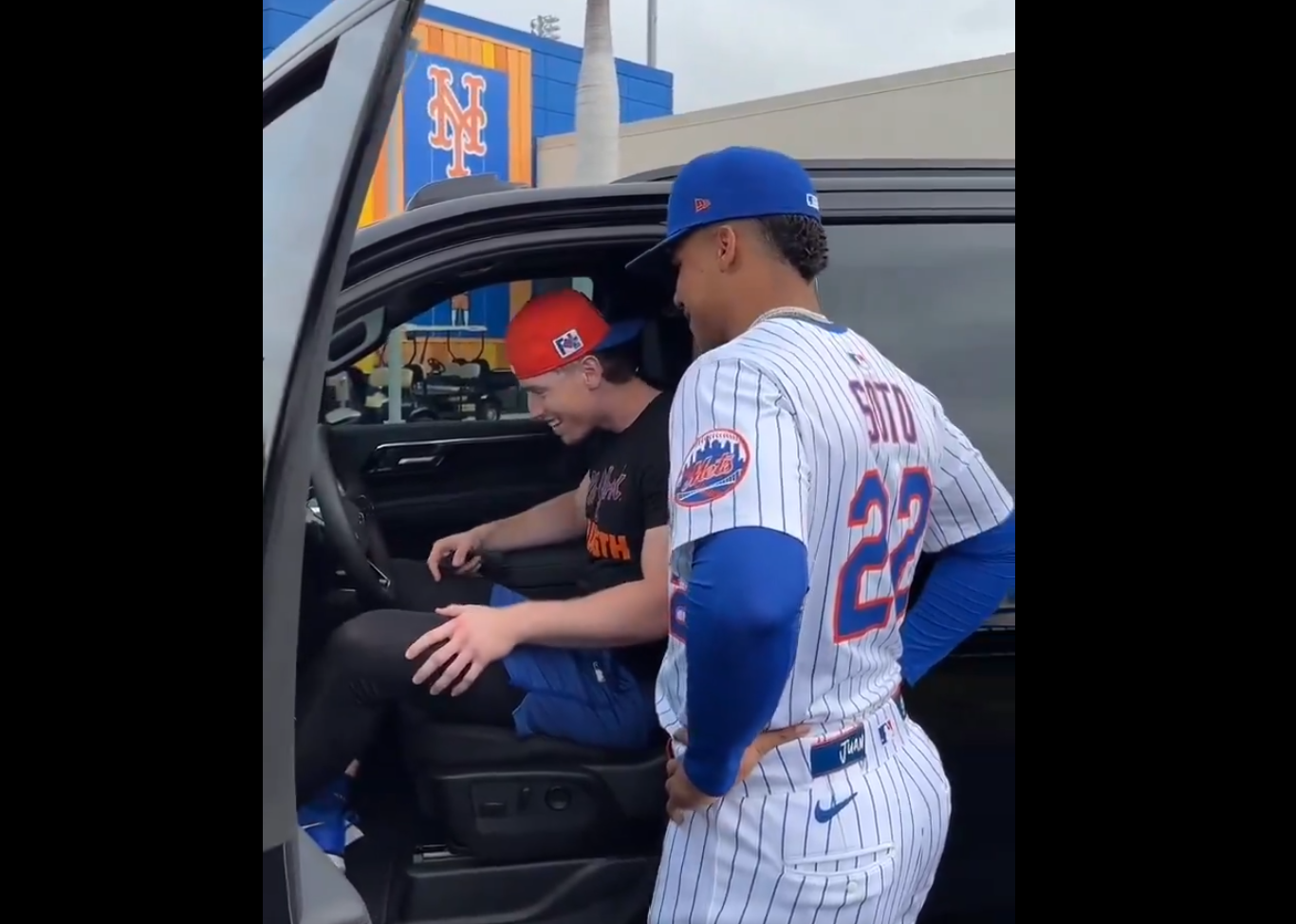▲▼大聯盟重砲手索託為感謝隊友讓出背號，回送一台雪佛蘭SUV。（圖／翻攝自X／SNY Mets）