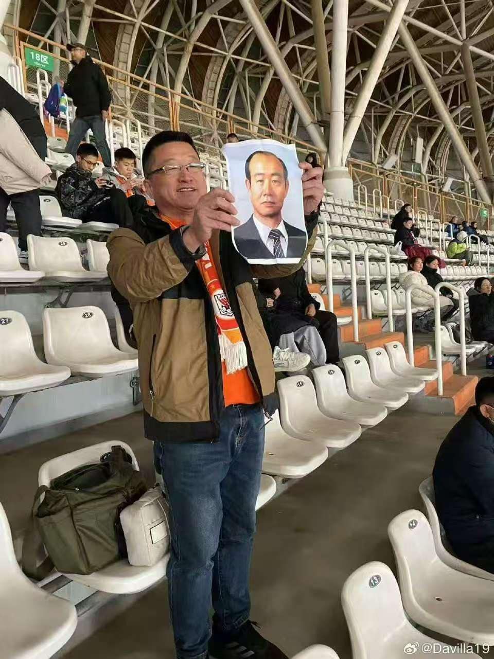 ▲▼中國球迷在觀眾席上亮出全斗煥的相片。(圖/翻攝自X)