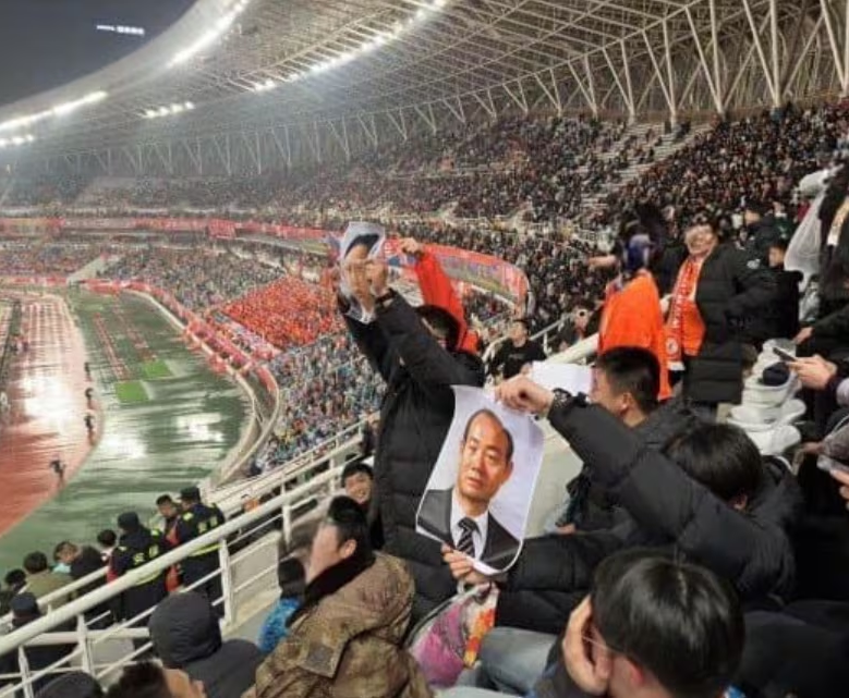 ▲▼中國球迷在觀眾席上亮出全斗煥的相片。(圖/翻攝自X)