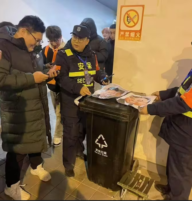 ▲▼中國球迷在觀眾席亮出金日成的相片,事後被當地保安發現,要求丟垃圾桶。(圖/翻攝自X)