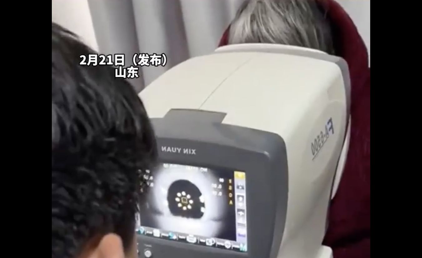 ▲山東一名70多歲奶奶整日沉迷手機，去醫院檢查才發現近視已達2300度。（圖／翻攝河南民生頻道）