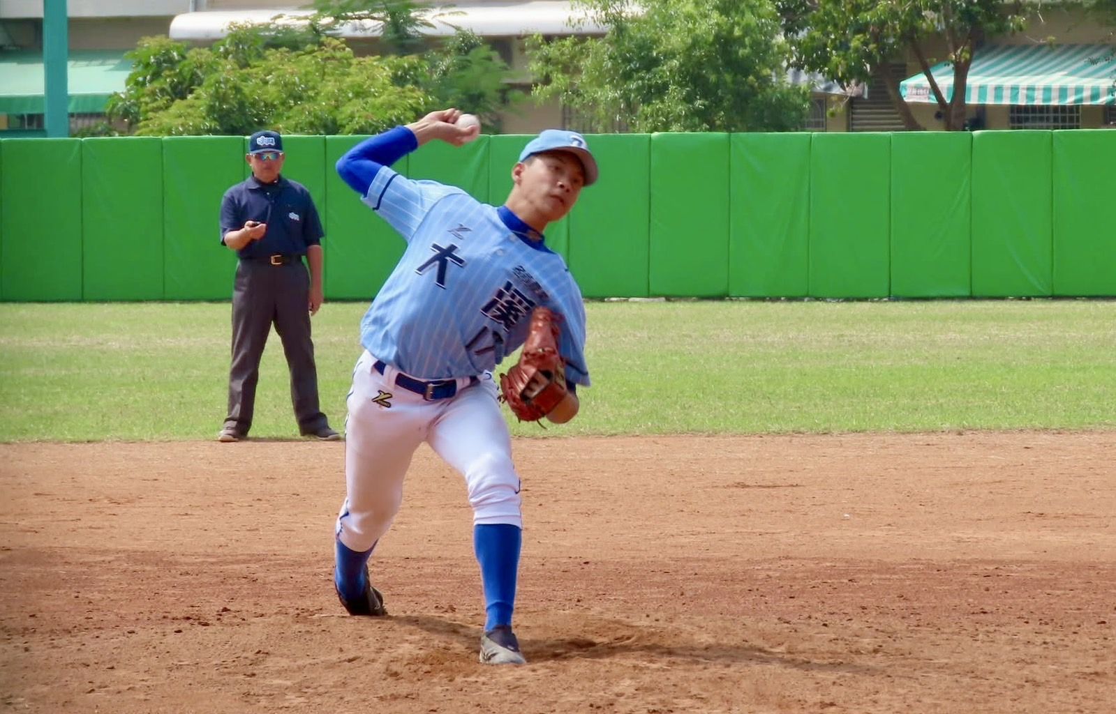 ▲▼大溪高中先發賴謙凡5.2局失1分；大溪高中廖宥霖關鍵兩分砲拉開差距。（圖／學生棒球聯盟提供）