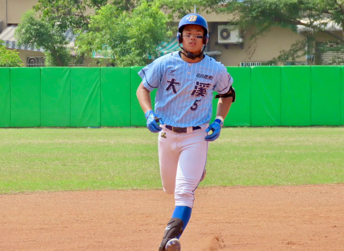 ▲▼大溪高中先發賴謙凡5.2局失1分；大溪高中廖宥霖關鍵兩分砲拉開差距。（圖／學生棒球聯盟提供）