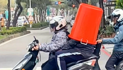 載塑膠桶出奇招!罩後座乘客身上騎車趴趴走 涉2違規警開罰