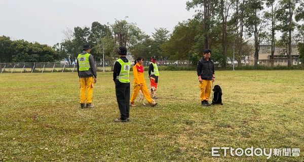 ▲台南市消防局特搜大隊，由領犬員卓佳瑩搭配搜救犬史迪奇Stitch前往參加評量檢測，高分通過IRO RH-T A瓦礫搜救犬中級認證，再添搜救新救災量能。（圖／記者林東良翻攝，下同）
