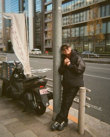 倚靠在日本街頭的欄杆，李連杰看起來神清氣爽，十分放鬆。（翻攝李連杰IG）