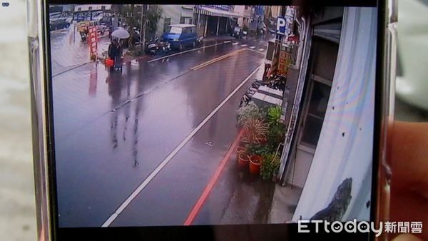 ▲▼夫妻倆共撐小雨傘抄近路過街被撞，各挨罰500元     。（圖／民眾提供，下同）