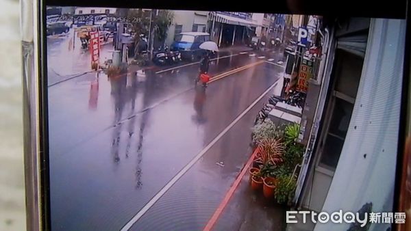 ▲▼夫妻倆共撐小雨傘抄近路過街被撞，各挨罰500元     。（圖／民眾提供，下同）