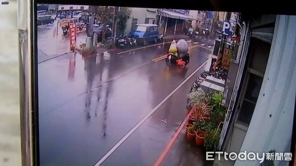 ▲▼夫妻倆共撐小雨傘抄近路過街被撞，各挨罰500元     。（圖／民眾提供，下同）